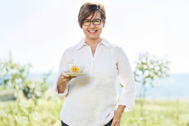 Edith Gutmann - Miteigentümerin von SONNENTOR mit dem SONNENSCHEINCHEN | © SONNENTOR