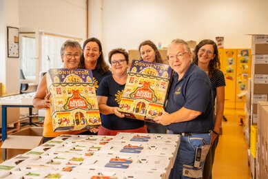 Mitarbeiter:innen von SONNENTOR präsentieren den XL-Adventkalender! | © SONNENTOR
