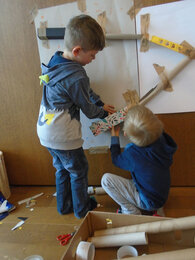 Auf dem Foto sieht man zwei Kinder beim Basteln. | © SONNENTOR