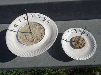 Auf dem Foto sieht man selbstgemachte Sonnenuhren. | © SONNENTOR