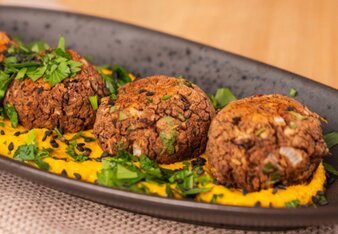Käferbohnenfalafel auf Kürbishummus | © SONNENTOR